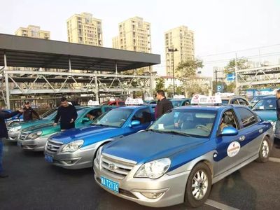 黨員示范引領行業(yè)新風尚——杭州外事公司積極參與市巡游出租汽車共產(chǎn)黨員示范車命名儀式，助力國內(nèi)旅游業(yè)務發(fā)展